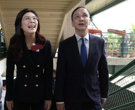 7月12日有媒体报道称，国民党主席郑丽文近期屡遭党内质疑，背后疑似有前主席朱立伦