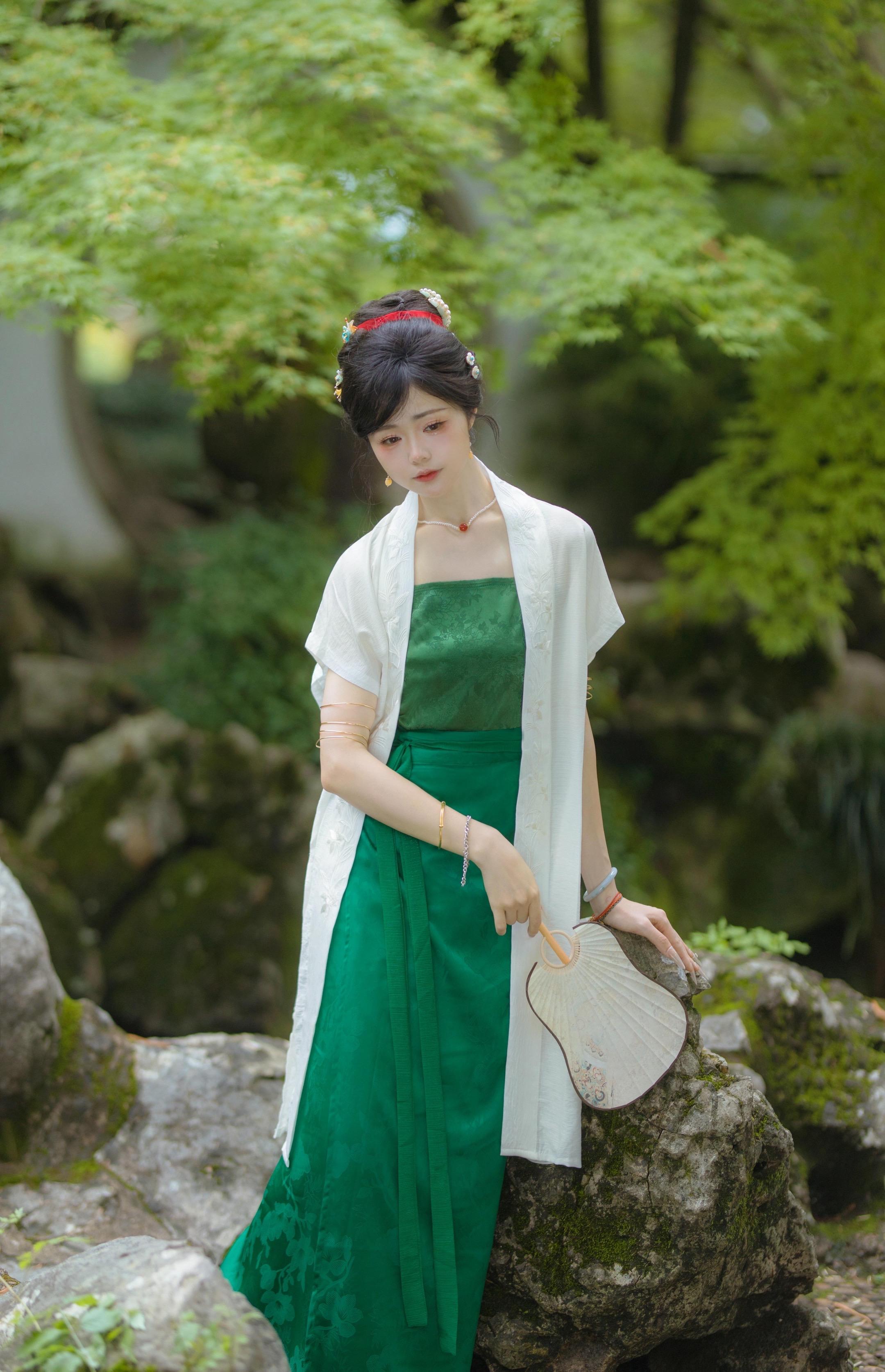夏天穿白色还是绿色？白绿绿和绿绿绿选一个吧～我愿全绿！