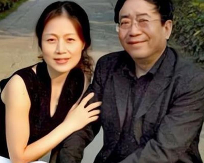 1992年，余秋雨二婚娶了小16岁的女明星马兰。新婚之夜，余秋雨向马兰提出了一个