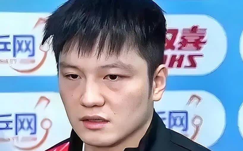 球拍刚落地，樊振东把行李扔进了萨尔布吕肯的更衣室。一句话：中国乒乓的墙，