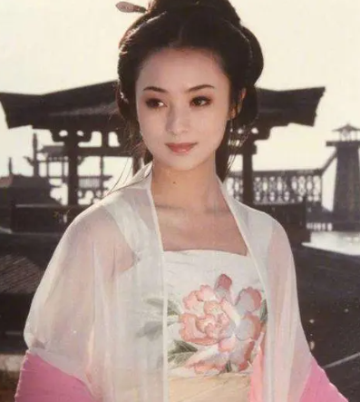 公元前473年，西施完成灭吴的任务，终于被接回越国。范蠡问：“西施该如何处置？”