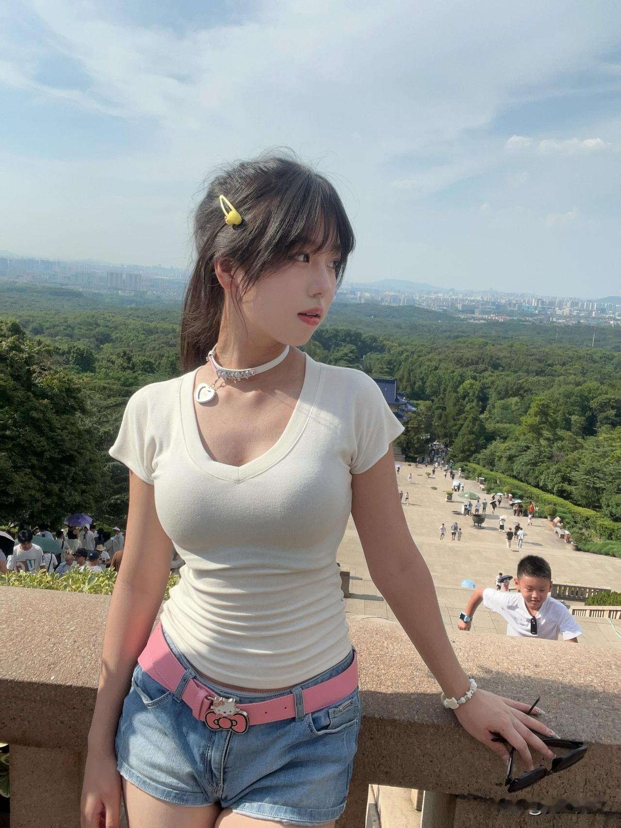 阳光下的少女，清新甜美，城市与自然相映成趣。