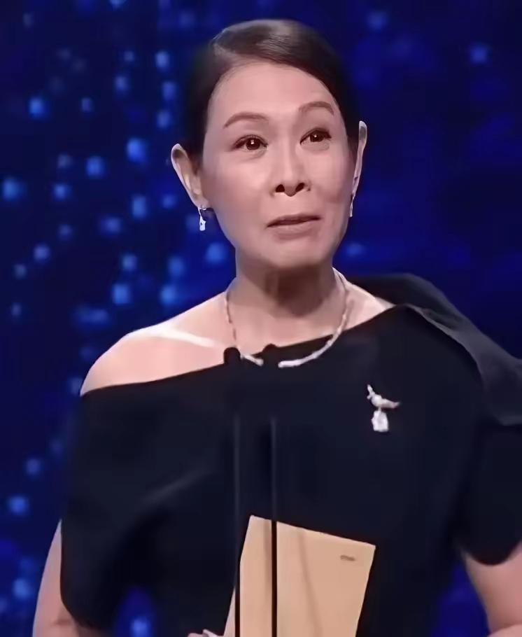 56岁的刘若英，最近在节目里聊开了高龄生育的事，她41岁才结婚，婚后三年