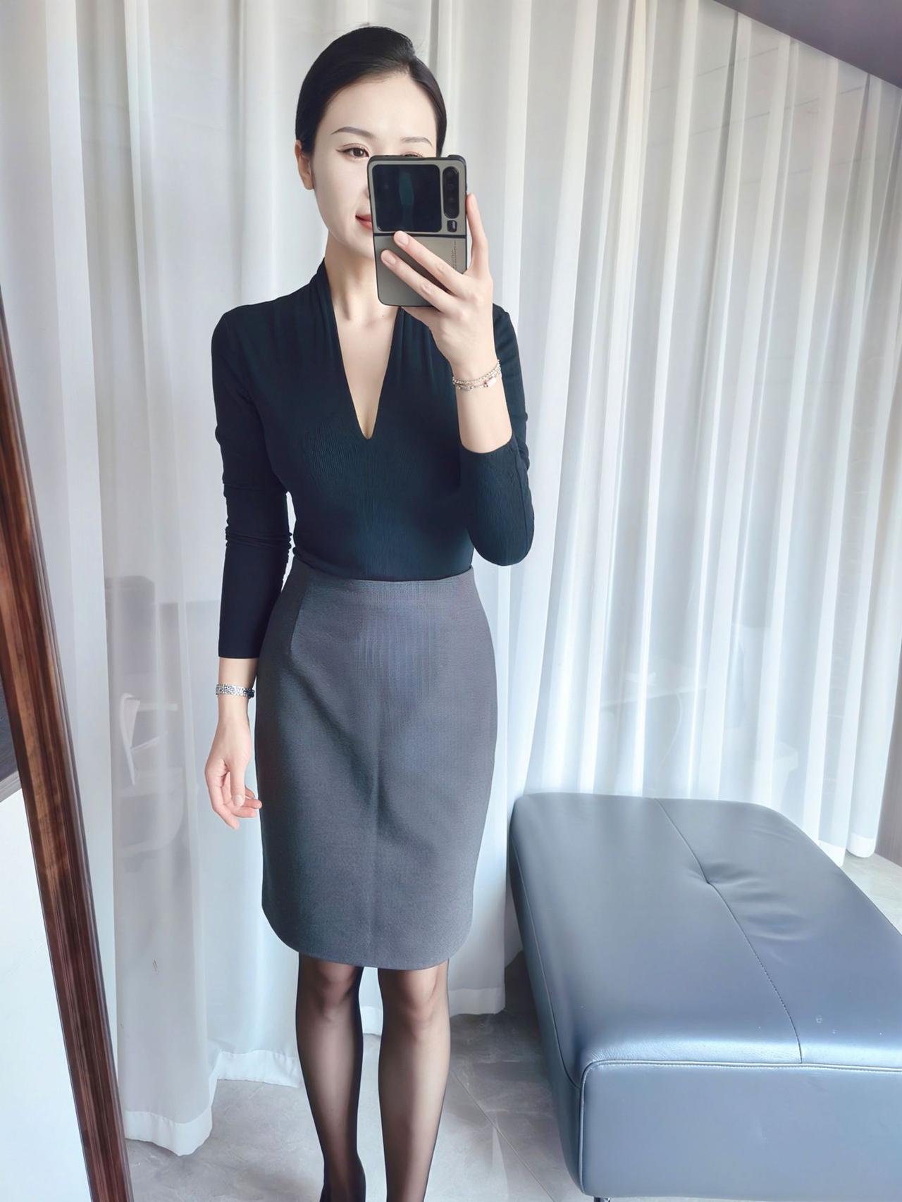 优雅黑裙穿搭，简约而不失时尚！每日穿搭分享