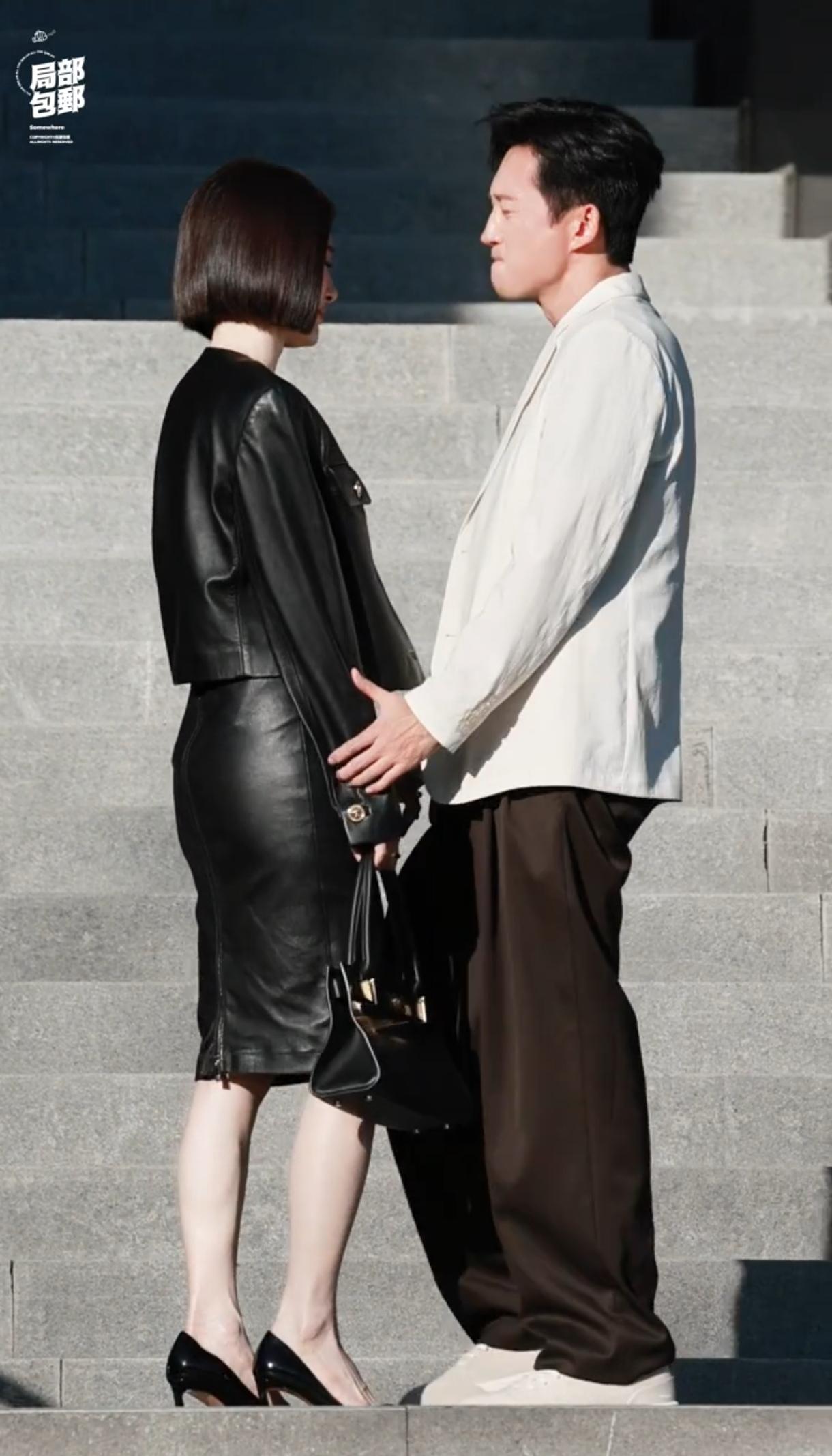 秦岚阿姨一身皮衣，脚踩高跟，真有韵味！