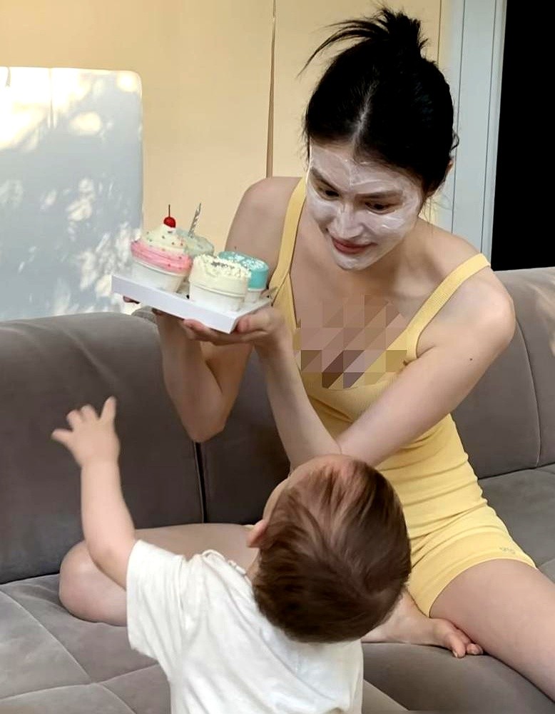 何穗儿子周岁宴，蛋糕居然是个牛角包。她跟儿子同一天生日，生日礼服还是她跟妈妈一针一线亲手缝的。一家人