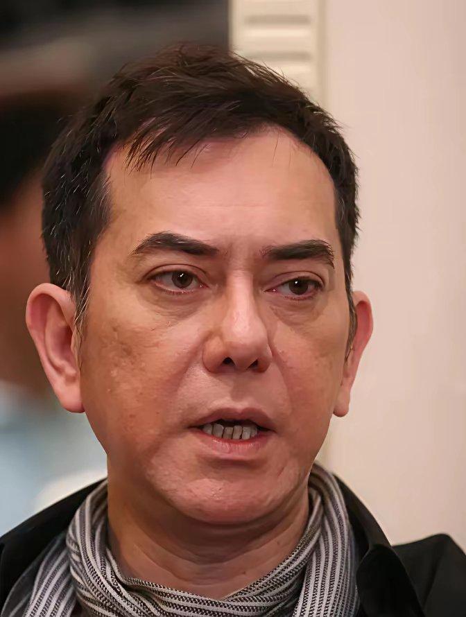 黄秋生把一手好牌打成稀烂。​​香港口碑崩了，他跑去台湾，以为影帝光环能续命。结