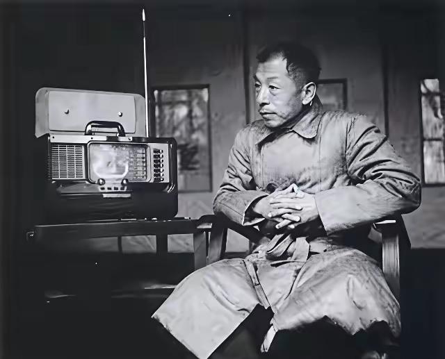 软禁中的张学良什么样？这三张张学良在软禁中的张学良，系看押的特务所拍，主要是向长