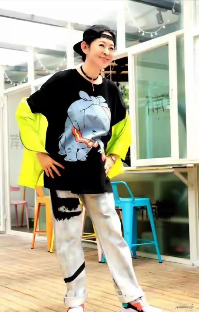 近日，六十多岁的倪萍身着汉服亮相，瞬间惊艳众人，让人几乎认不出！她一袭传统汉服加