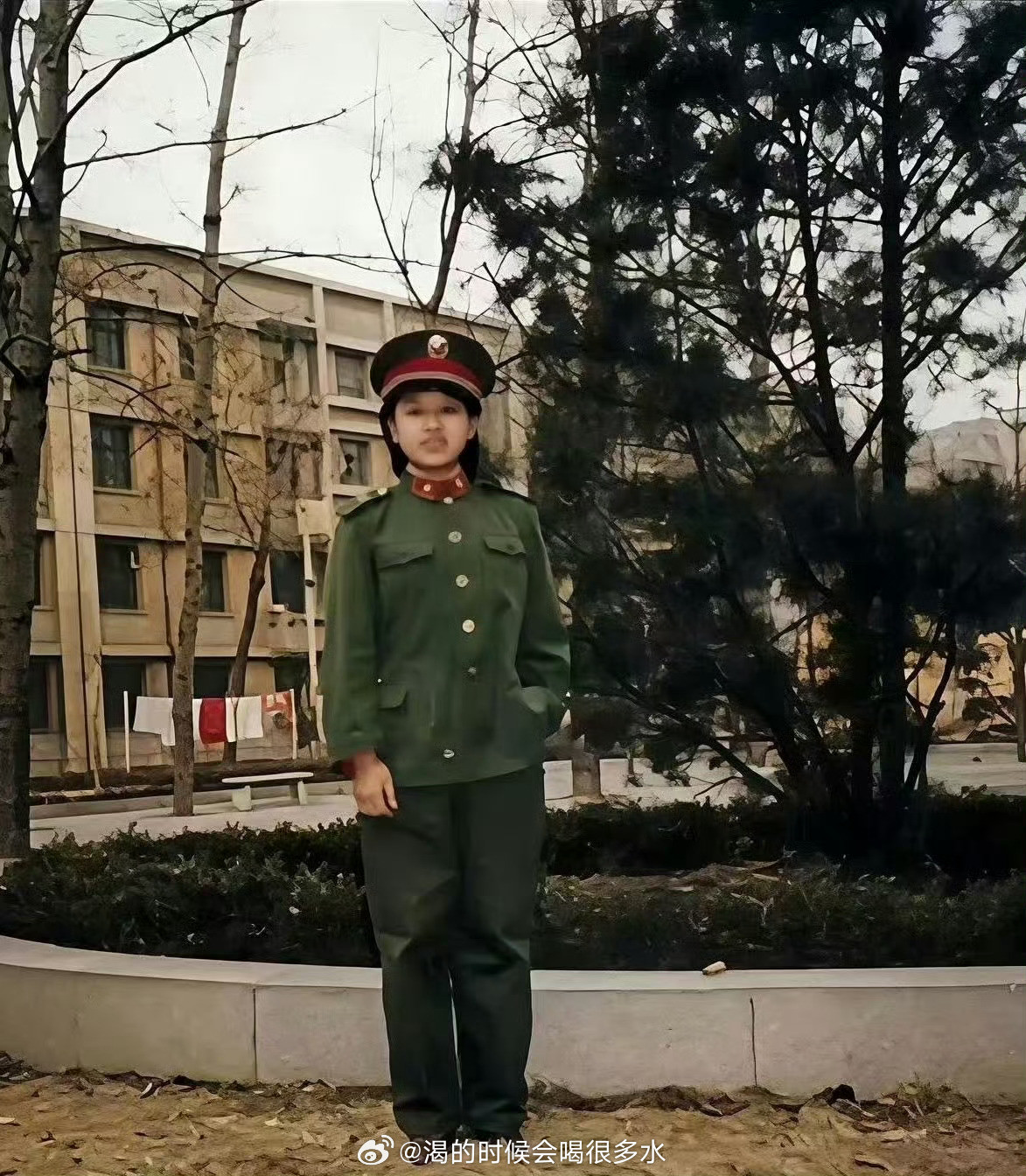 韩红自曝年少时曾是校花，本来我是不信的，直到看见她18岁时的旧照...