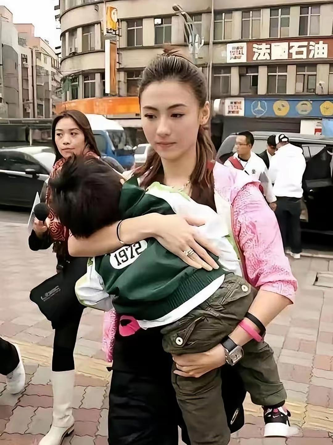 张柏芝这下估计后悔死了。她后悔的不是2018年生三儿子张礼承，也不是孩子出生证没