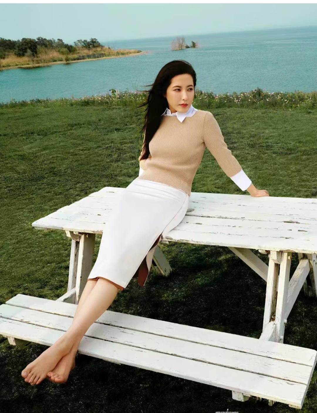 曾黎，脚丫子都那么放松。