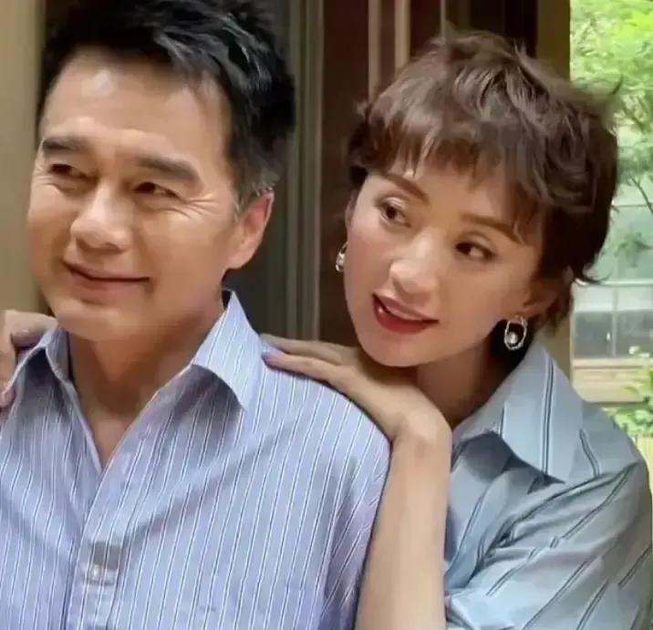 悼念必须昭告天下吗？许亚军用一场沉默的离场，掀开了娱乐圈最不敢碰的规则。金晨