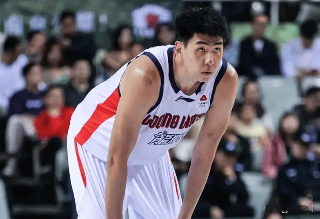 杜锋指导这是听说徐昕要去NBA了？身体感到不适了？据解说员陈正昊爆料，现在多支N