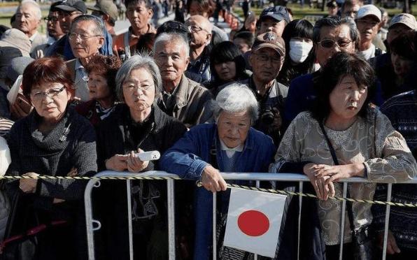 最近日元快把日本逼疯了美元兑日元汇率，最近一直在159左右晃。就差那么一点点
