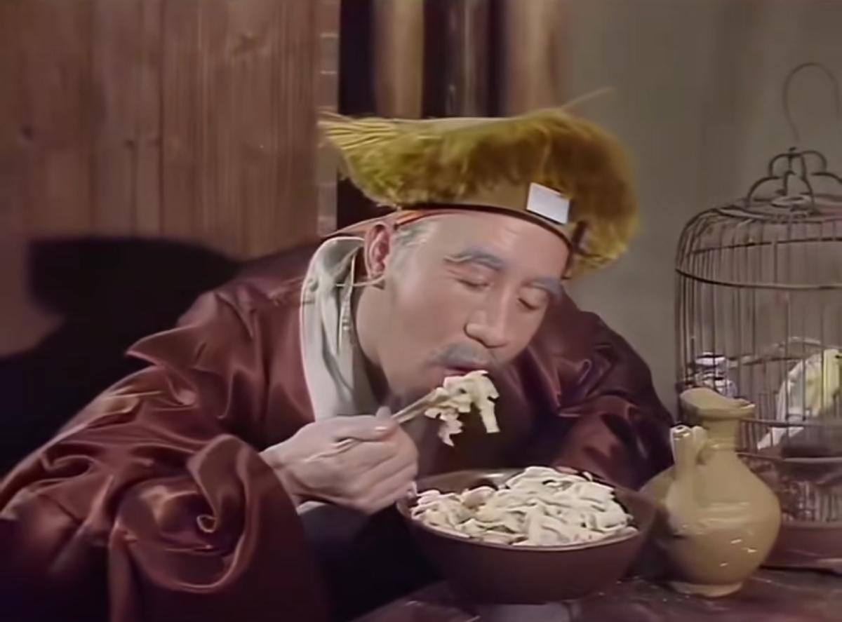 《西游记》中吃面条名场面在同一家店里一起吃面条为什么这个老头的面条一挑就断