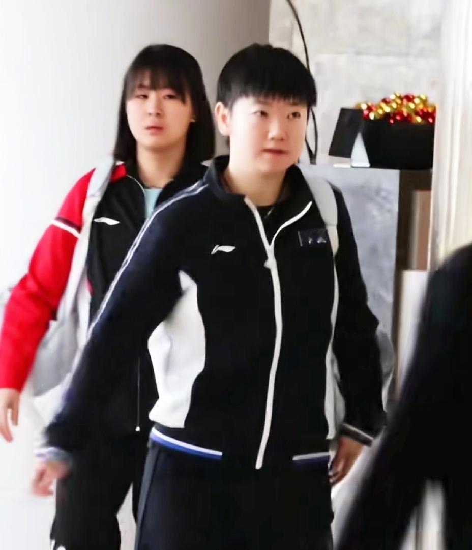 WTT香港总决赛倒计时一天，孙颖莎上训路上，突然自己给自己鼓掌，简直是太可