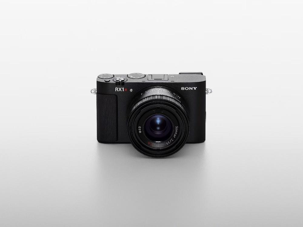 索尼RX1RIII，售价33999元。索尼明明可以直接抢，可它还要给你一台相机