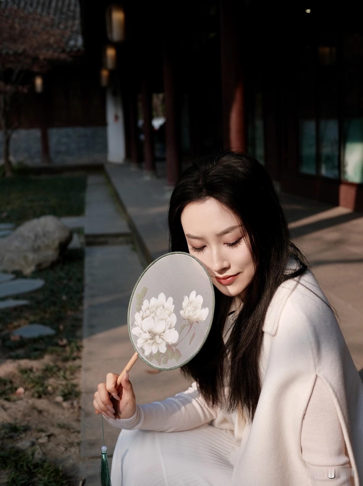 怎么样选择旗袍看尺寸，要合身，不能太宽松或太紧。