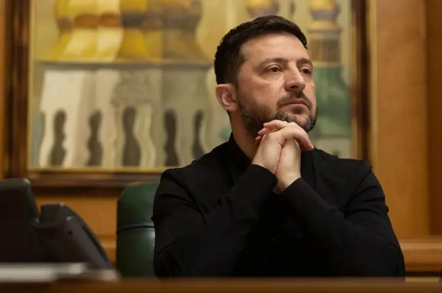 乌克兰议员阿尔乔姆·德米特鲁克声称，据他所知，泽连斯基已被勒令在近期内辞职。然而