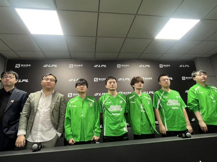 WBG赛后群访 教练: BLG换了打野之后 前期比之前看起来更危险