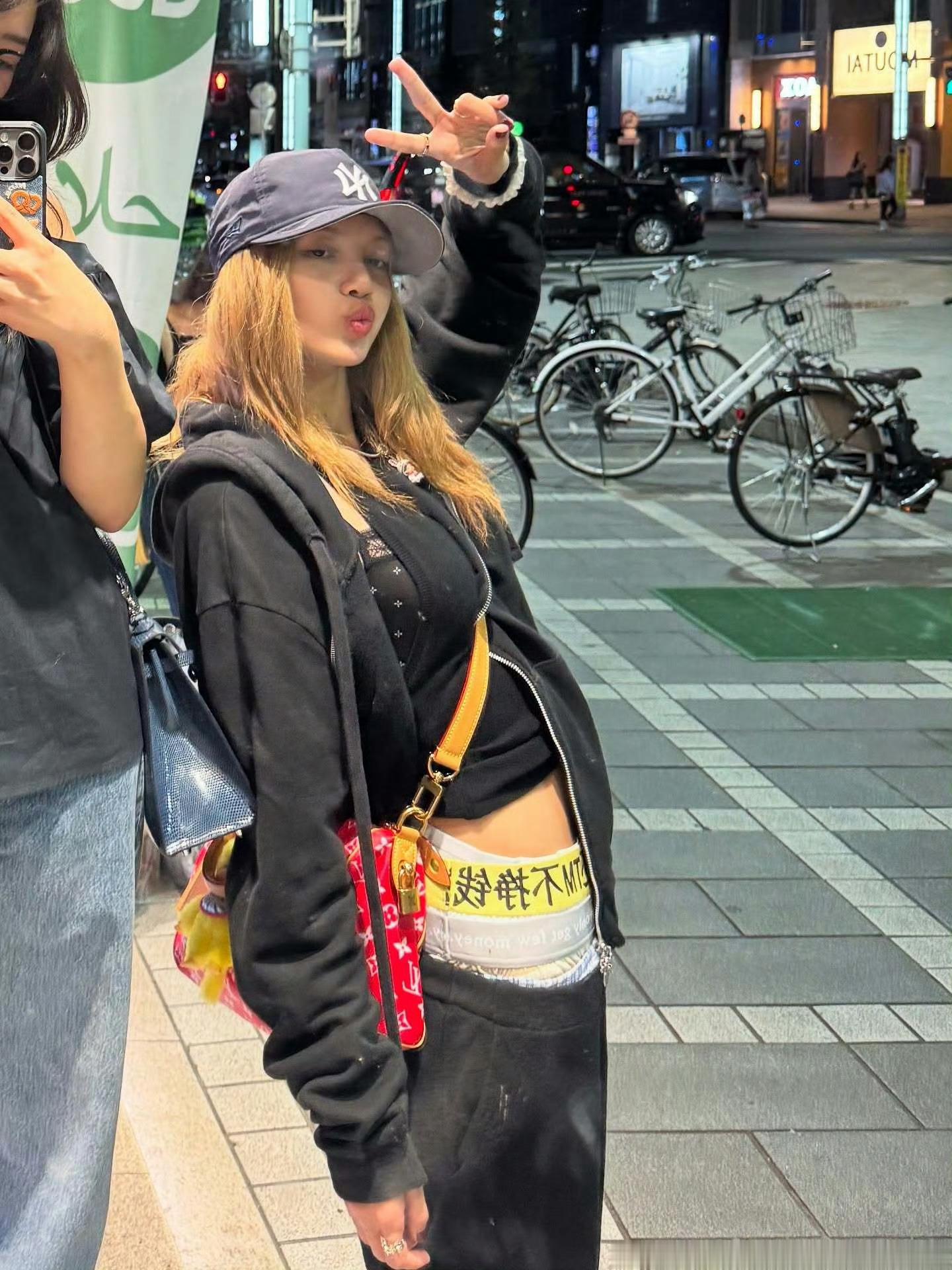 LISA就是特别热爱生活的一个小女孩啊！lisa