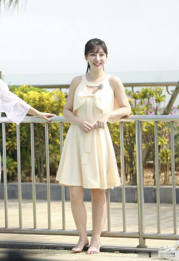 柳岩没有脚脖子啊[笑着哭]