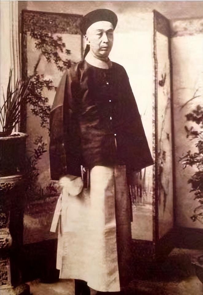 1898年，华人首富张弼士携眷乘船，德国售票员嘲讽说：“你再有钱，也是中国人，不