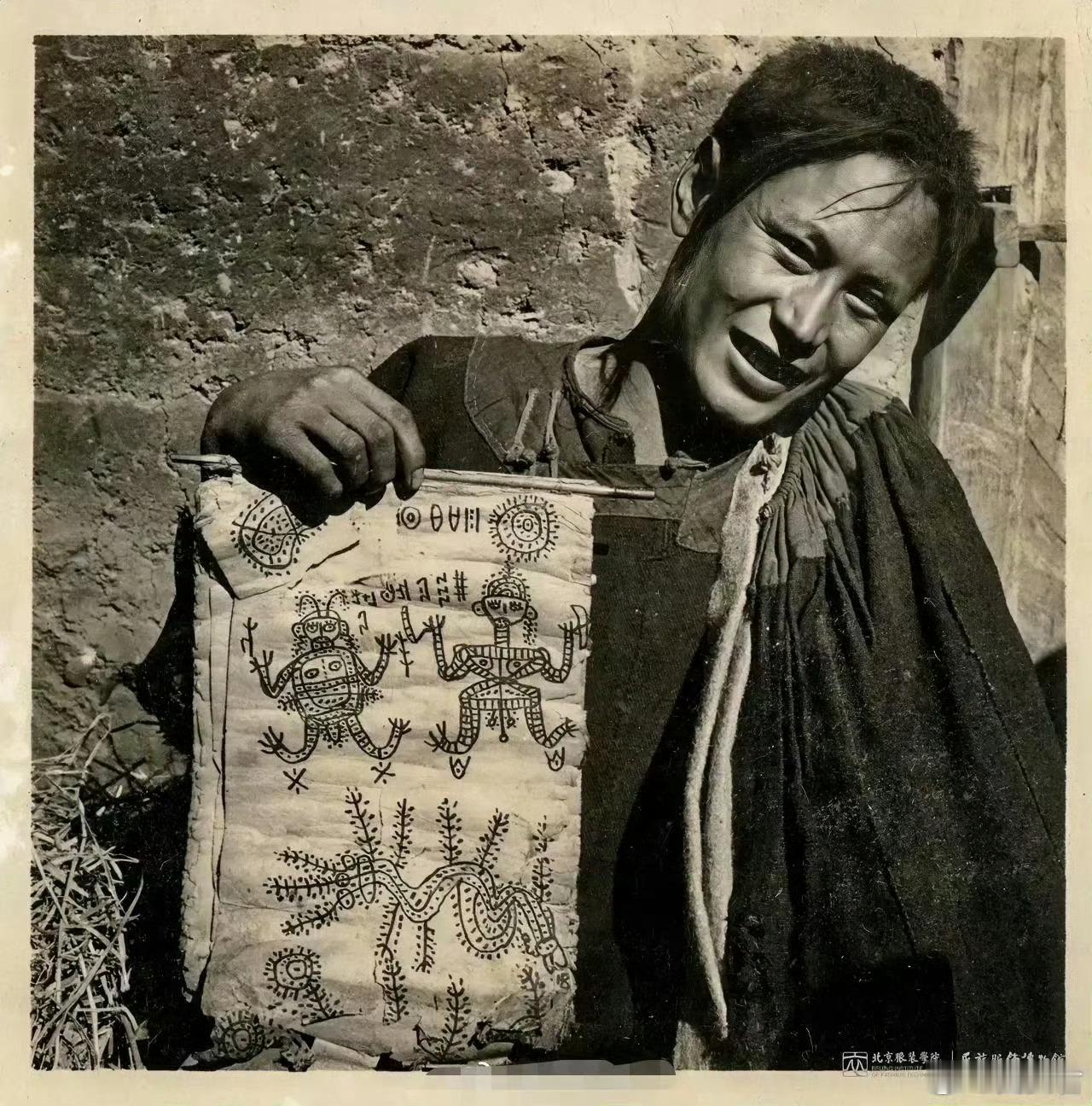 上世纪五十年代初，大凉山。一名彝族男子向扫盲班的战士展示他们的文字。