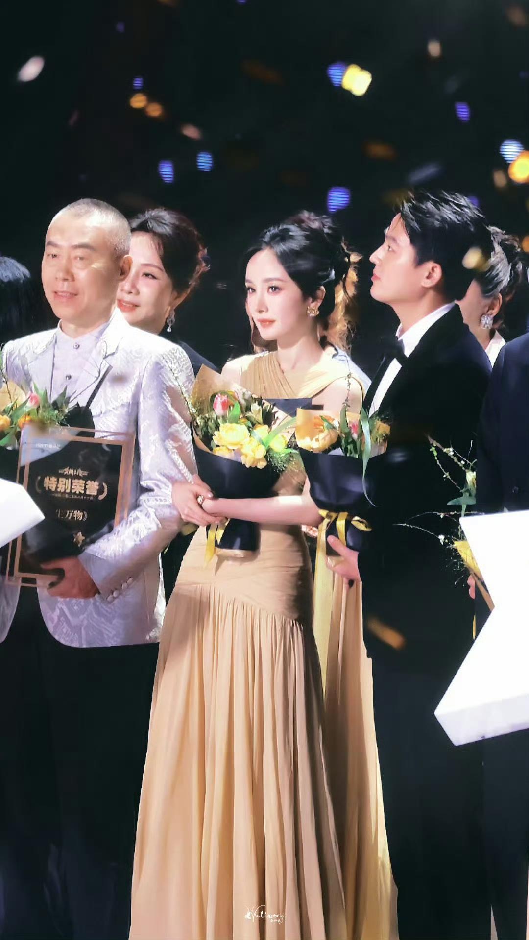 直言她值得更好的惊！于正直播突然点名力挺杨幂，这话也太走心了。杨幂在尖叫之夜拿