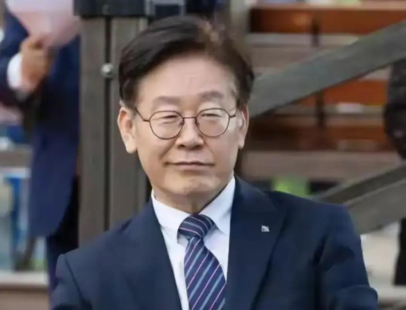 李在明回应高市早苗涉台言论，亮韩国外交态度当地时间11月23日，李在明结束G