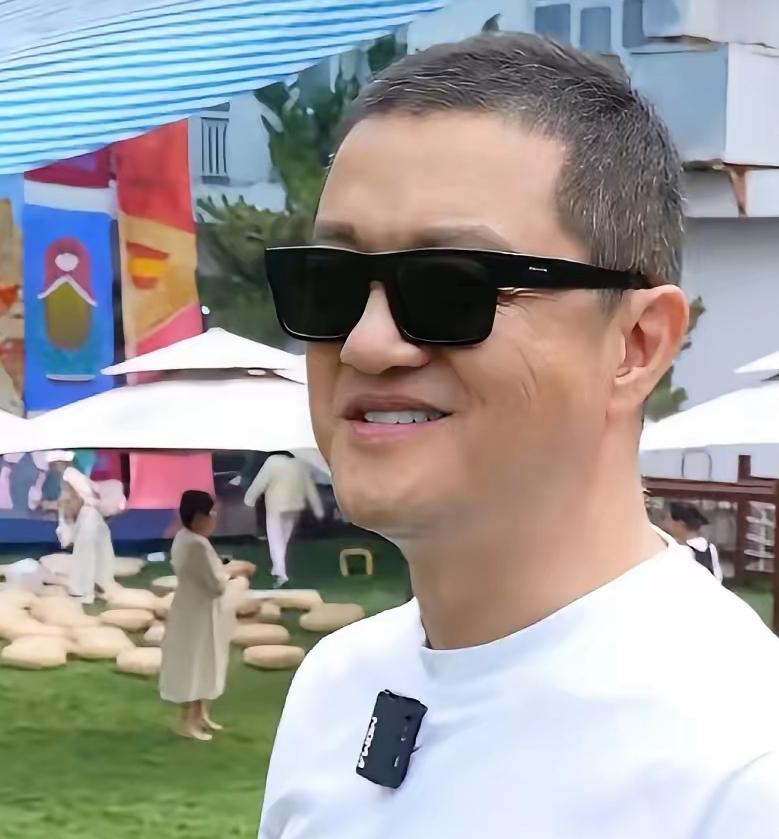 李亚鹏，再次冲上热搜！4月9日晚上，李亚鹏在直播间不加掩饰，对网友质疑的“虚假