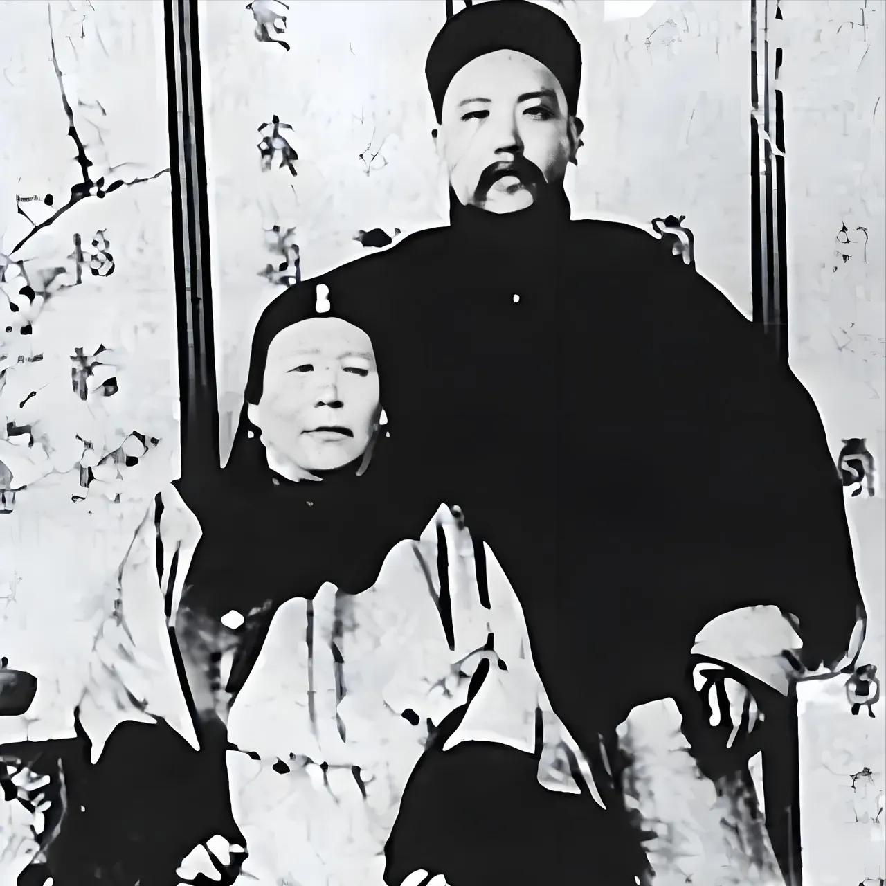 1901年，山东巡抚袁世凯扶生母灵柩回乡安葬。嫡兄袁世敦竟穿一身红衣拦在祖坟外，