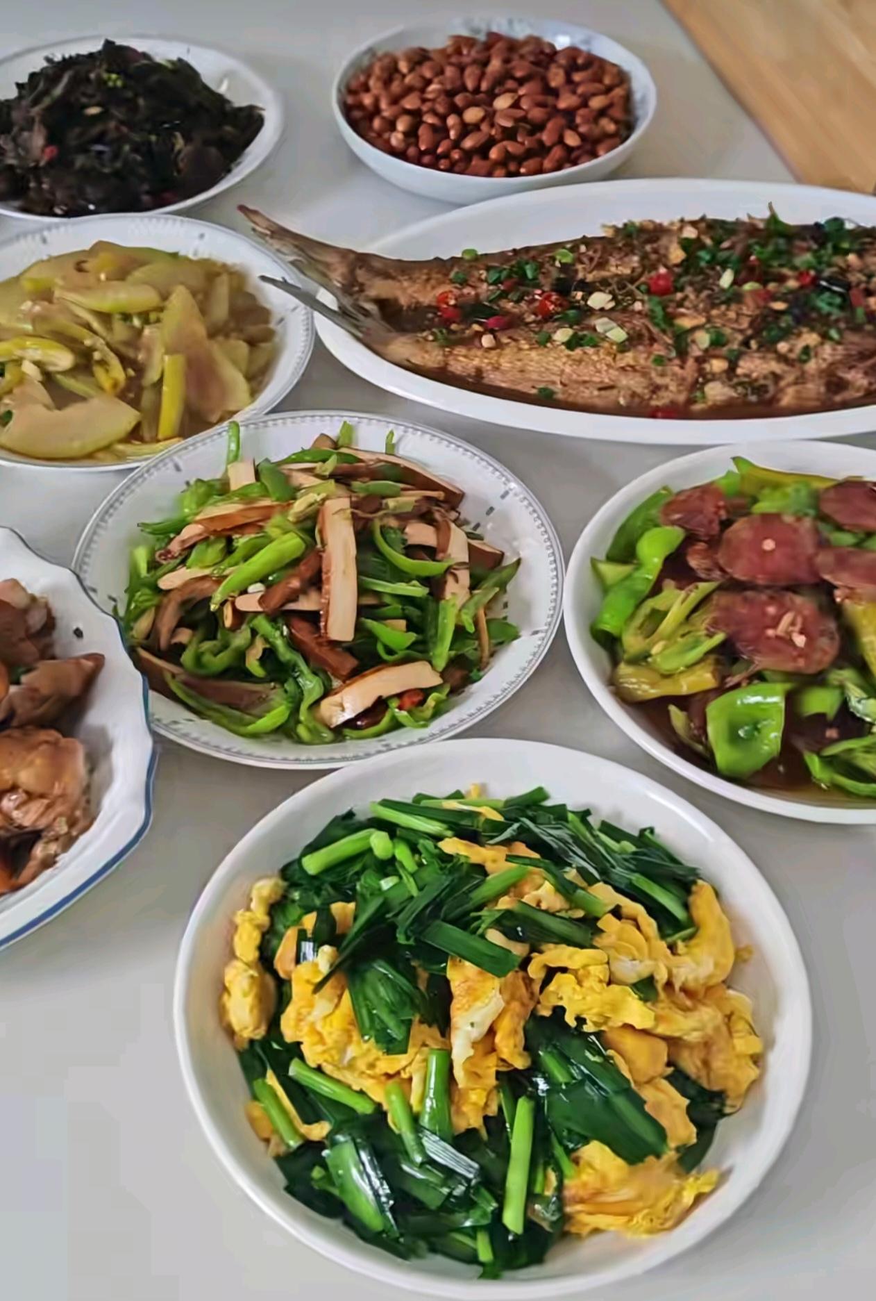 姐姐带着外甥女来家里做客，我和婆婆一起忙活，备好了一桌家常菜。红烧鱼、卤猪蹄