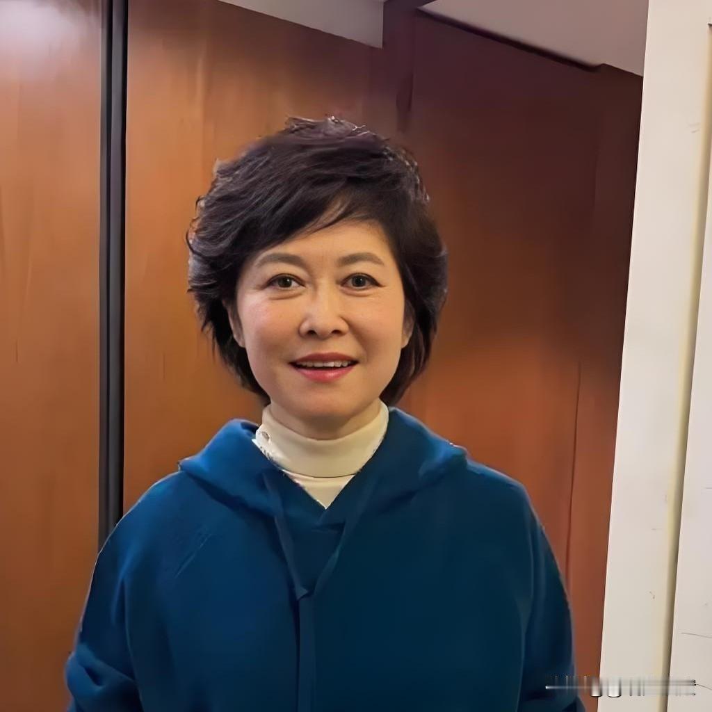 爱睡觉的猪：看到主持人敬一丹离开的原因，我默默做了三个决定：看到主持人敬一丹离