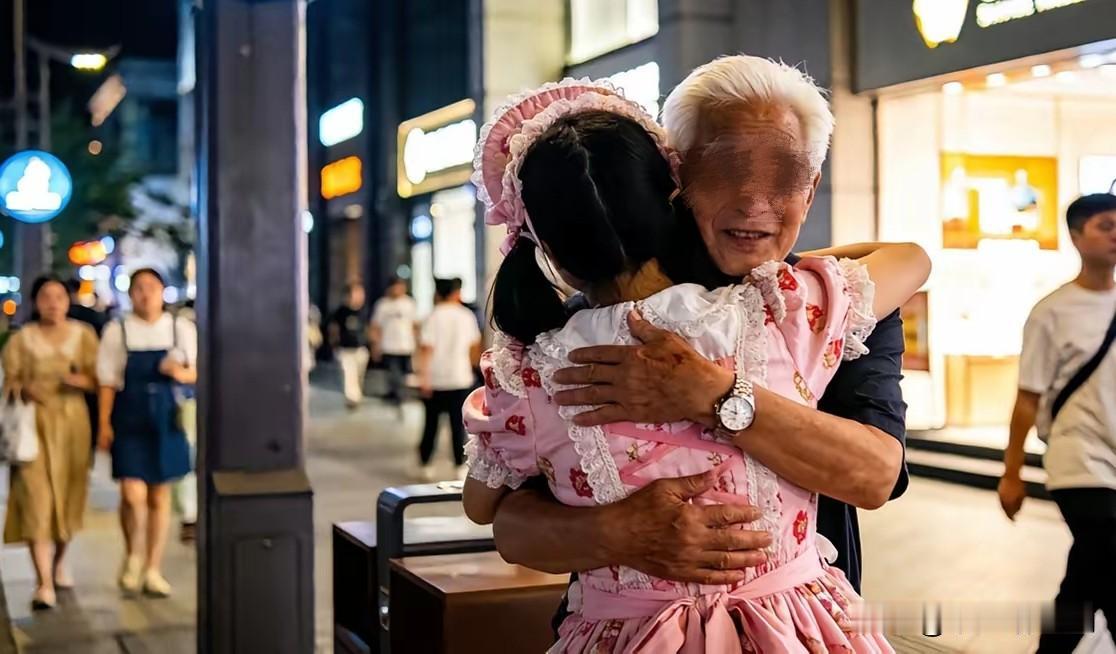 杭州湖滨路这一抱！百达翡丽撞上洛丽塔，戳中多少打工人的扎心现实！杭州湖滨路真