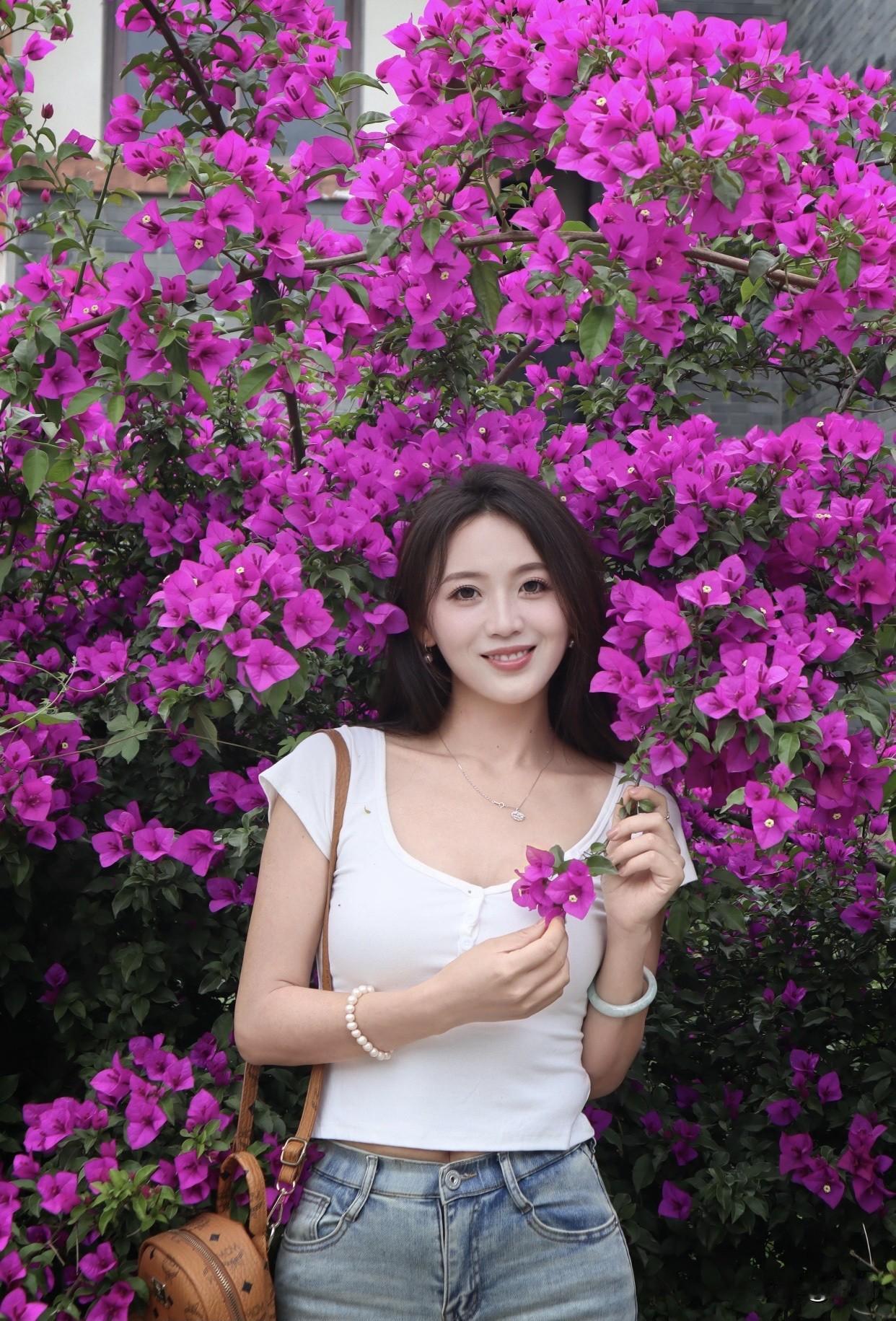 穿什么颜色的衣服最容易招人喜欢?白色半袖搭紧身牛仔裤，简直是夏日标配！“T恤+牛