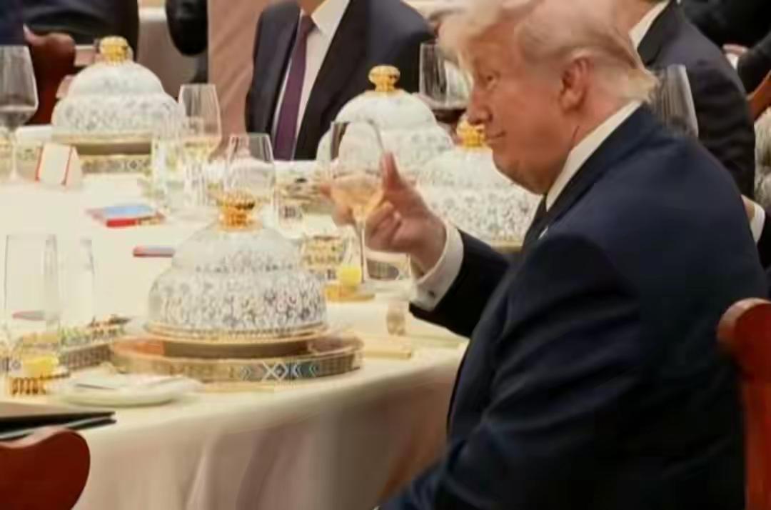 特朗普破例喝酒了！特朗普自己说今年79岁的他从来不喝酒，一辈子没喝过一瓶啤酒