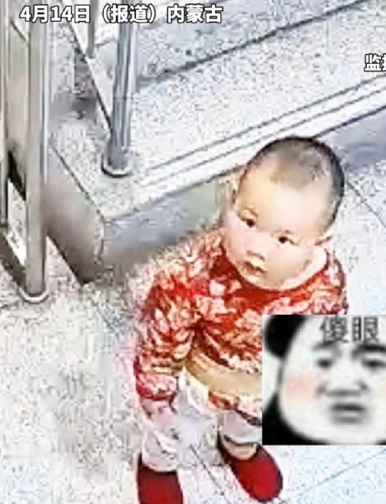 近日，内蒙古。爷爷奶奶在家里带2岁的宝宝。奶奶准备将垃圾放到门外。爷爷没注意宝宝