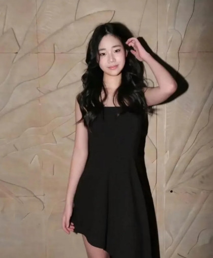 小S三女儿许老三晒自拍照没有打码诶！不知道老S会不会骂她？近日，小S三女儿许