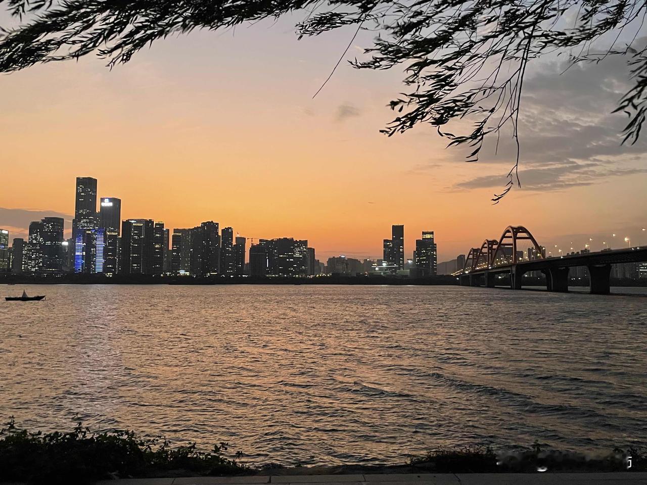 我在熬夜大概第7、8年时（差不多20开始熬的），经常会出现这种现象：·中午如果