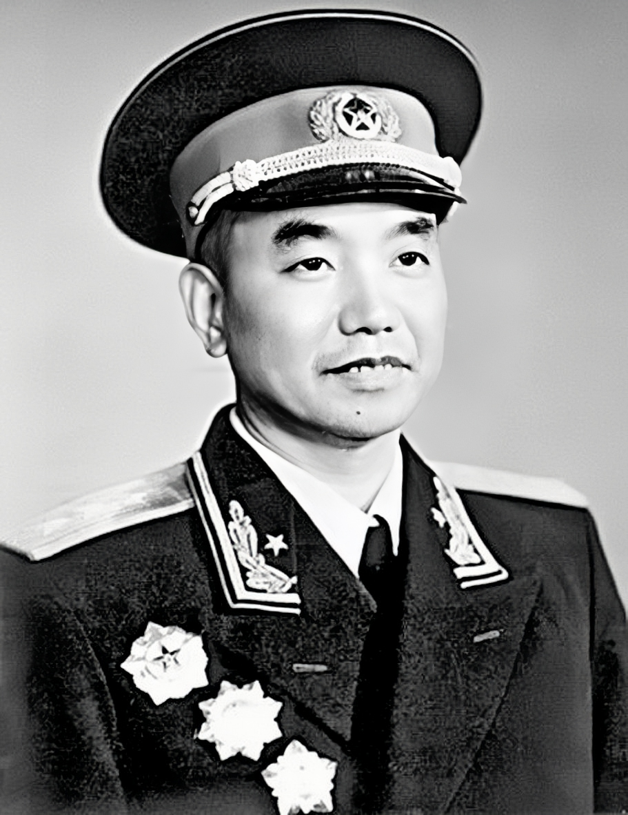 57位开国上将中，有几位担任过红军军团长？有且仅有两位。一位是萧克，他是红六军团