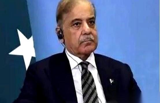 镜头前，握手，拥抱，高喊“铁哥们”。镜头后，我们的人在瓜达尔港，却被一张新的税