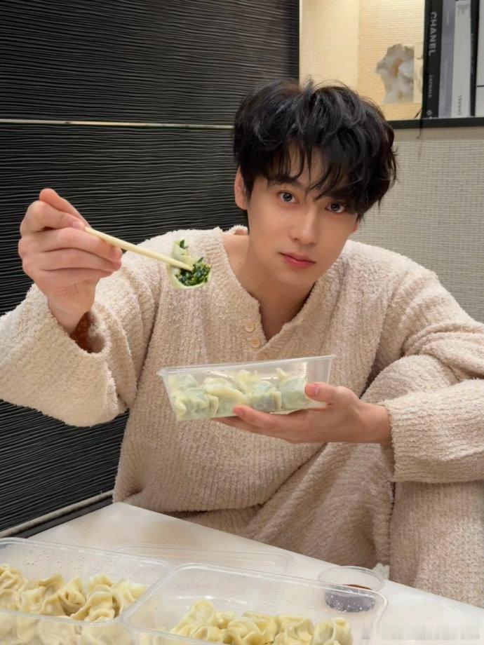 田栩宁冬至吃的韭菜鸡蛋饺子田栩宁冬至照田栩宁冬至照，田栩宁冬至吃的韭菜鸡蛋饺子，