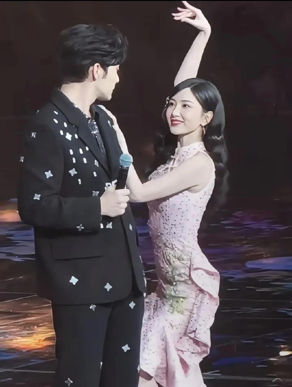 东方卫视跨年时，想知道张彬彬是怎么做到无动于衷的。毛晓彤和他起舞时总慢半拍，你