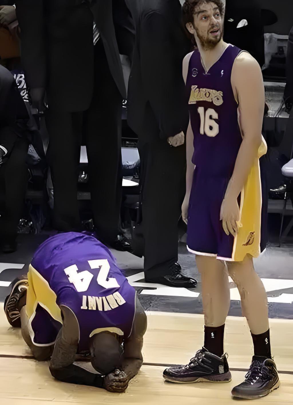 NBA历史下跪次数最多的球员是科比，单赛季下跪次数最多的球员是库里！​​​