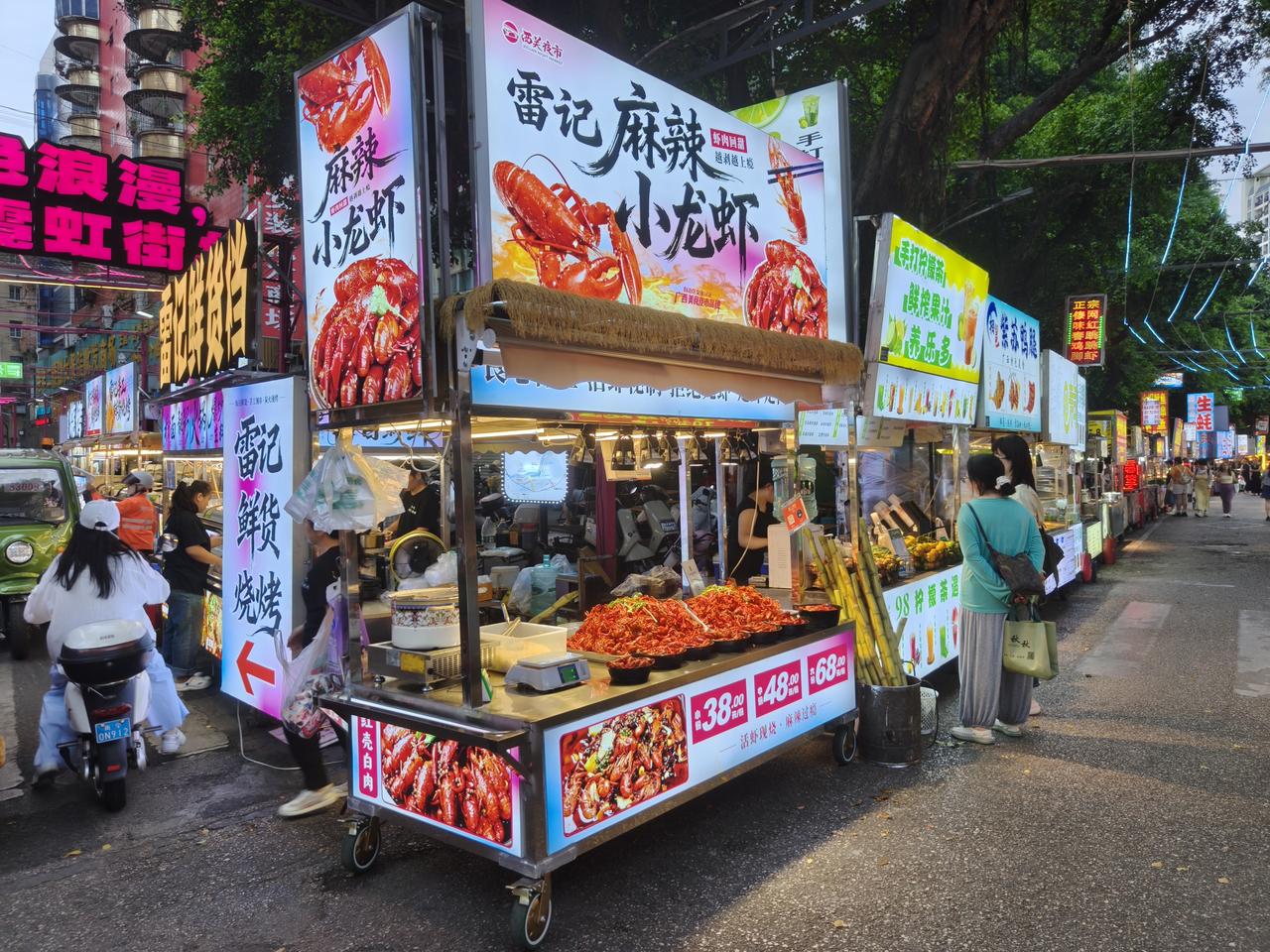 你知道中山路的美食都去哪了吗？都跑到西关路夜市啦(如图），现在的中山路看起来是整