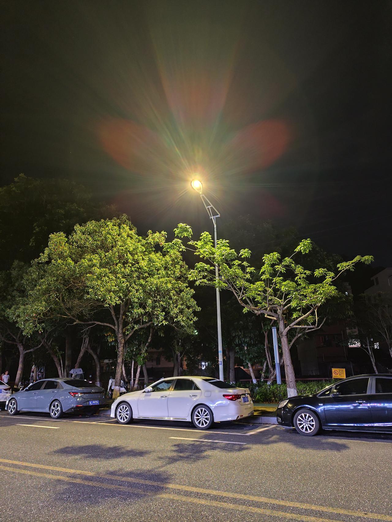 夜色渐深，忙碌了一天，终于可以卸下所有疲惫，安安静静和自己相处。不用刻意伪装坚强