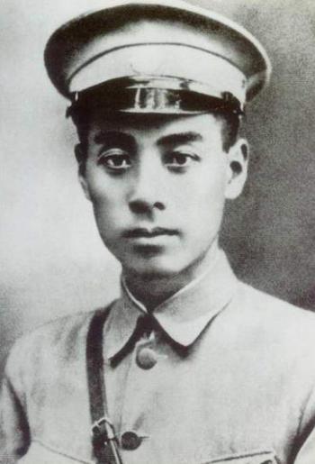 黄埔军校时期的周恩来：26岁当政治部主任，靠什么折服众将。 周恩来此前在法国
