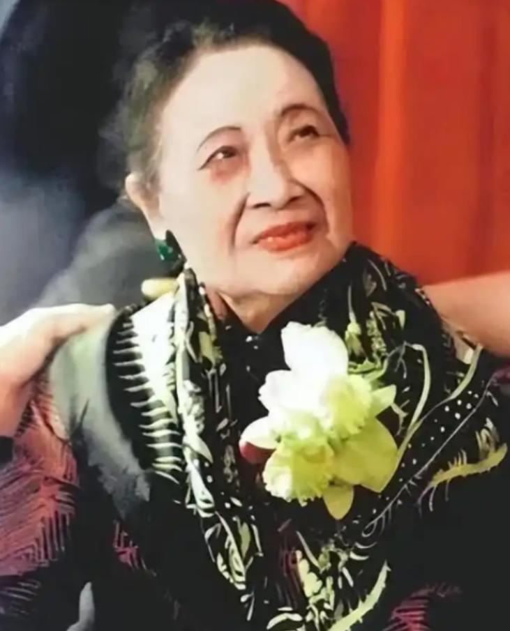 ☁宋美龄106岁去世，贴身厨子回家后不久自尽，事后妻子含泪透露缘由:是上面